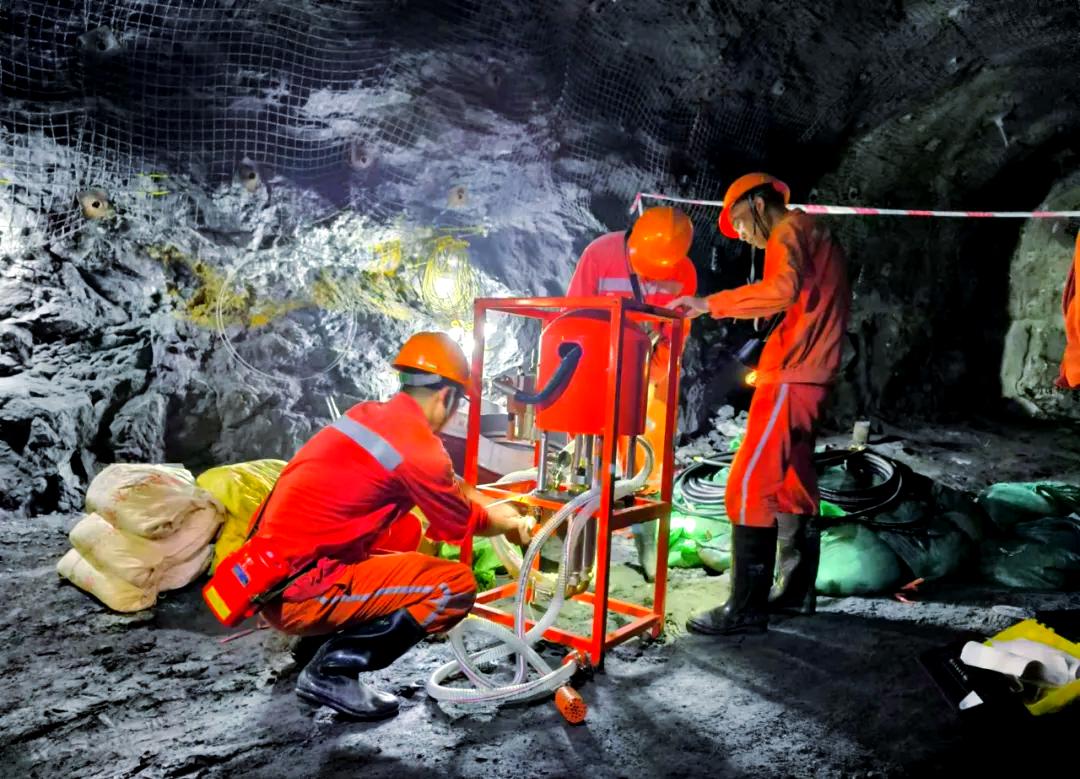 廣西礦業(yè) 錨索注漿支護(hù)技術(shù)為采場(chǎng)安全筑起堅(jiān)固防線(xiàn)