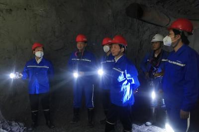 局黨委委員、副局長胡清樂深入宜昌公司杉西礦山開展技術(shù)調(diào)研與安全檢查